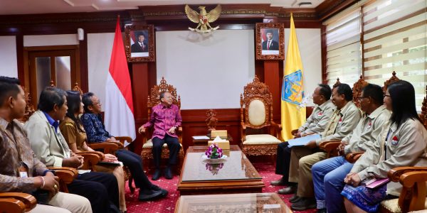 Audiensi Pengurus Persatuan Gateball Seluruh Indonesia (Pergatsi) Bali di Ruang Tamu Kantor Gubernur Bali, Denpasar, Senin (18/5).