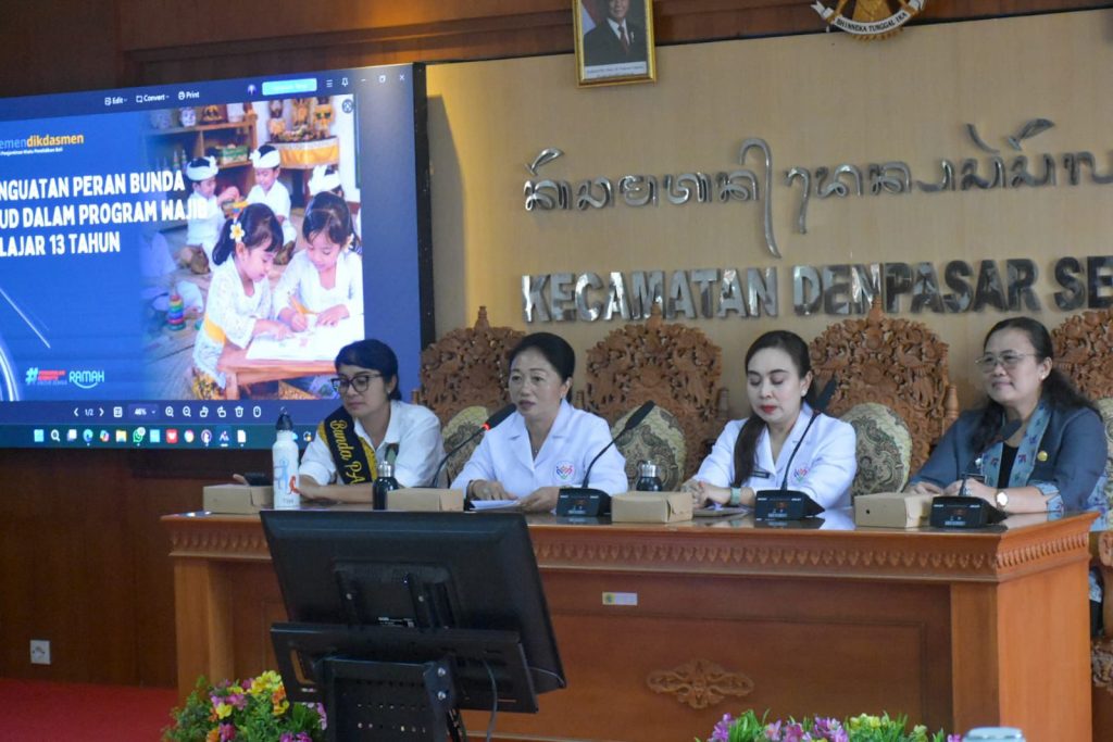Bunda PAUD Kota Denpasar, Ny. Sagung Antari Jaya Negara didampingi Ketua Pokja Bunda PAUD, Ny. Ayu Kristi Arya Wibawa saat membuka secara resmi Kegiatan Penguatan Peran Bunda PAUD dalam Program Wajib Belajar 13 Tahun di Kota Denpasar yang dipusatkan di Kantor Camat Denpasar Selatan, pada Selasa (19/5).
