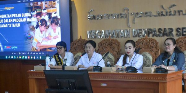 Bunda PAUD Kota Denpasar, Ny. Sagung Antari Jaya Negara didampingi Ketua Pokja Bunda PAUD, Ny. Ayu Kristi Arya Wibawa saat membuka secara resmi Kegiatan Penguatan Peran Bunda PAUD dalam Program Wajib Belajar 13 Tahun di Kota Denpasar yang dipusatkan di Kantor Camat Denpasar Selatan, pada Selasa (19/5).