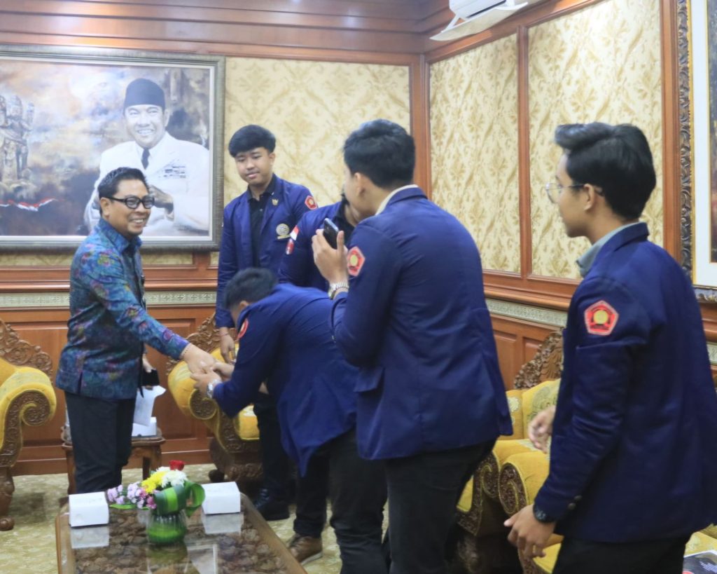 Wakil Walikota Denpasar, I Kadek Agus Arya Wibawa dalam kesempatan dialog bersama jajaran pengurus BEM FH UNUD, Selasa (19/5) di Kantor Walikota Denpasar.