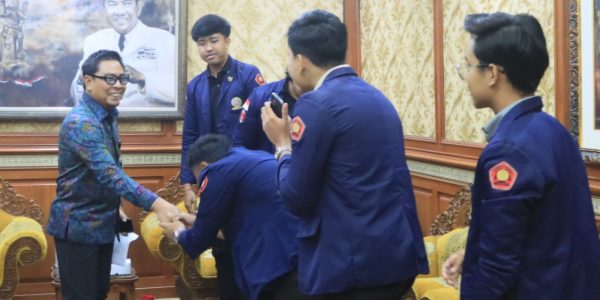 Wakil Walikota Denpasar, I Kadek Agus Arya Wibawa dalam kesempatan dialog bersama jajaran pengurus BEM FH UNUD, Selasa (19/5) di Kantor Walikota Denpasar.