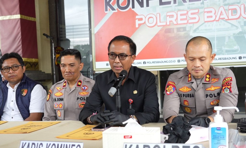 Kepala Diskominfo Badung, Dr. I Ketut Gede Arta (baju hitam) saat menghadiri Konferensi pers di Polres Badung.
