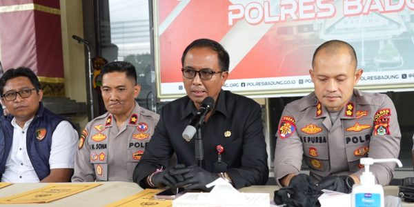 Kepala Diskominfo Badung, Dr. I Ketut Gede Arta (baju hitam) saat menghadiri Konferensi pers di Polres Badung.