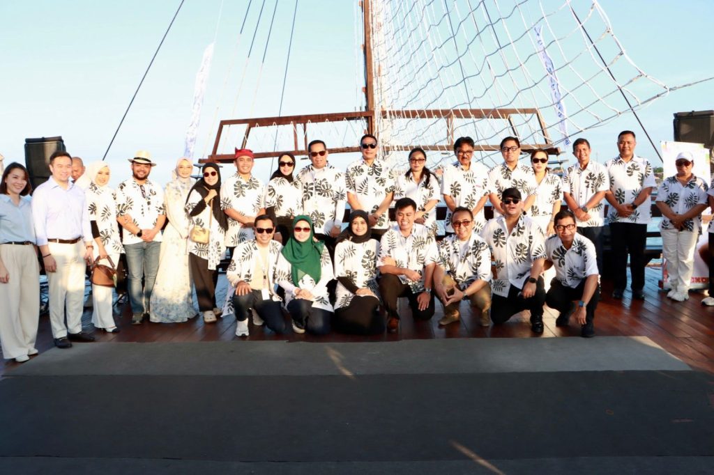 Walikota Denpasar, I Gusti Ngurah Jaya Negara selaku Wakil Ketua Bidang Perkotaan dan Budaya APEKSI bersama Wakil Walikota Denpasar, I Kadek Agus Arya Wibawa foto bersama perwakilan kota anggota Komisariat IV APEKSI, di kawasan Pelabuhan Benoa, Denpasar, Kamis (21/5).