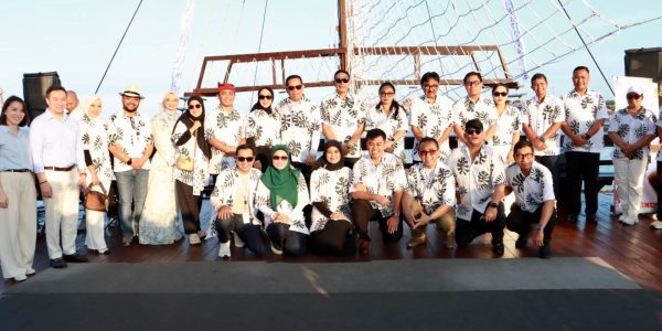 Walikota Denpasar, I Gusti Ngurah Jaya Negara selaku Wakil Ketua Bidang Perkotaan dan Budaya APEKSI bersama Wakil Walikota Denpasar, I Kadek Agus Arya Wibawa foto bersama perwakilan kota anggota Komisariat IV APEKSI, di kawasan Pelabuhan Benoa, Denpasar, Kamis (21/5).