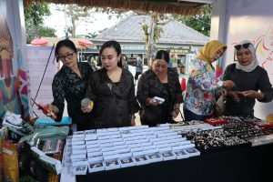 Wakil Ketua Dekranasda Kota Denpasar, Ny. Ayu Kristi Arya Wibawa, didampingi Wakil Ketua Harian Dekranasda Kota Denpasar, Ny. Swandewi Eddy Mulya saat mengunjungi stand UMKM Denpasar City Expo, Jumat (22/5).