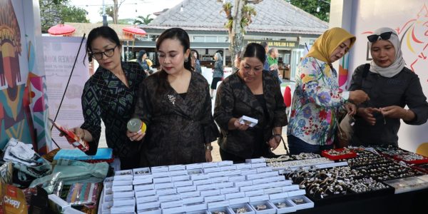 Wakil Ketua Dekranasda Kota Denpasar, Ny. Ayu Kristi Arya Wibawa, didampingi Wakil Ketua Harian Dekranasda Kota Denpasar, Ny. Swandewi Eddy Mulya saat mengunjungi stand UMKM Denpasar City Expo, Jumat (22/5).