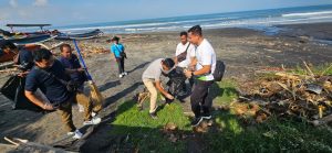 PLN ULP Tabanan melaksanakan aksi bersih pantai di kawasan Pantai Yeh Gangga, Kabupaten Tabanan, Jumat (22/5)