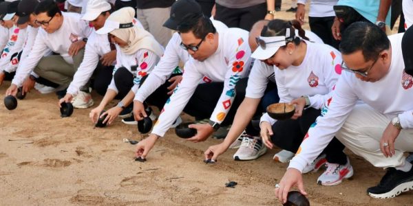 Penutupan Rangkaian kegiatan Rakerkomwil IV ke-21 Asosiasi APEKSI di Kota Denpasar resmi ditutup pelepasan tukik yang dihadiri Wakil Wali Kota Denpasar, I Kadek Agus Arya Wibawa, pada Sabtu (23/5) di kawasan Pantai Sanur