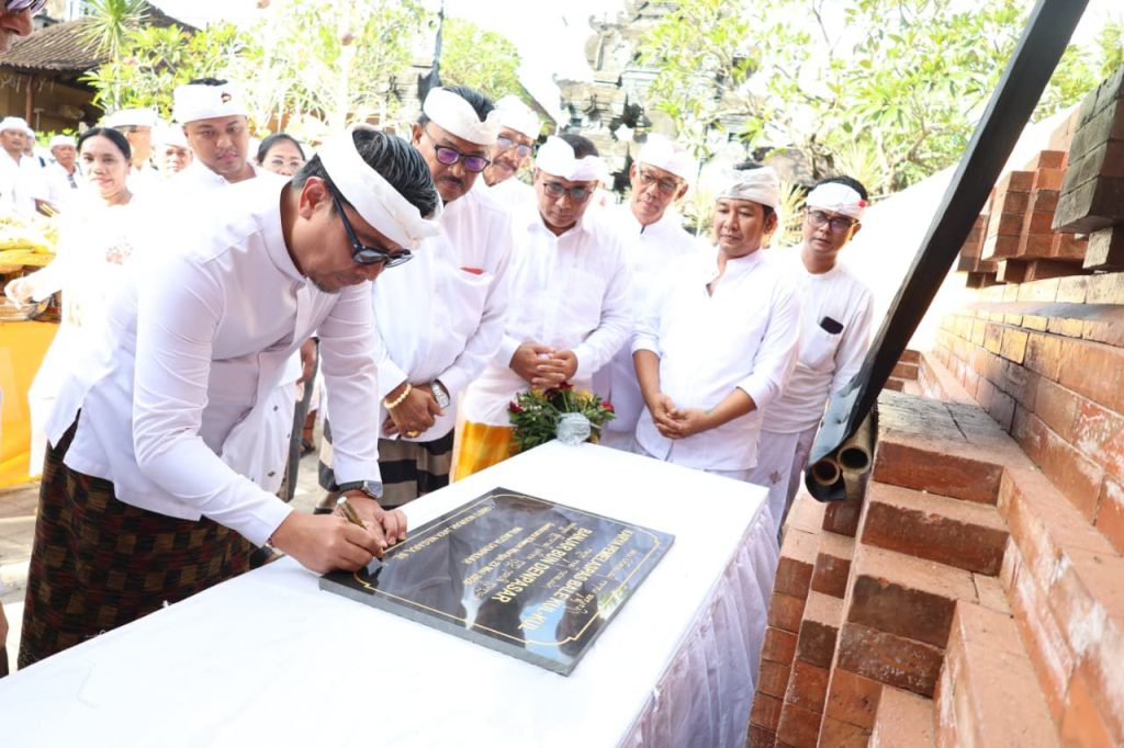 Wakil Wali Kota Denpasar, I Kadek Agus Arya Wibawa menandatangani Prasasti saat rangkaian Karya Pemelaspasan Bale Kulkul sekaligus Piodalan Nadi di Banjar Bun, Sabtu (23/5).