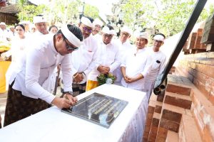 Wakil Wali Kota Denpasar, I Kadek Agus Arya Wibawa menandatangani Prasasti saat rangkaian Karya Pemelaspasan Bale Kulkul sekaligus Piodalan Nadi di Banjar Bun, Sabtu (23/5).