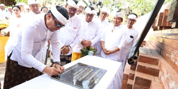 Wakil Wali Kota Denpasar, I Kadek Agus Arya Wibawa menandatangani Prasasti saat rangkaian Karya Pemelaspasan Bale Kulkul sekaligus Piodalan Nadi di Banjar Bun, Sabtu (23/5).