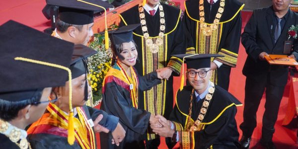 Rektor UNHI Dr. Cokorda Gde Bayu Putra, (depan tengah) menyalami salah satu Wisudawati.