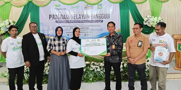 Penyerahan Bantuan secara Simbolis dari Pegadaian kepada Kelompok Perempuan berupa sarana Pendukung di Sumbawa.