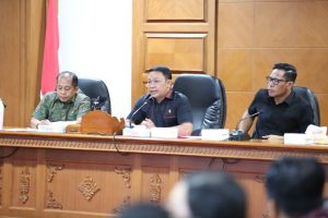 Rapat Kerja Gabungan DPRD Kabupaten Badung pembahasan hibah lahan Pura Dalem Gulingan Gede, Desa Gulingan, Mengwi, Badung.