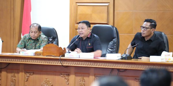 Rapat Kerja Gabungan DPRD Kabupaten Badung pembahasan hibah lahan Pura Dalem Gulingan Gede, Desa Gulingan, Mengwi, Badung.