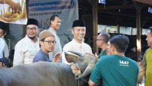 General Manager PLN UID Bali, Eric Rossi Priyo Nugroho menyerahkan hewan kurban secara simbolis pada kegiatan Iduladha 1447 H di Kantor PLN UID Bali, Rabu (27/5).
