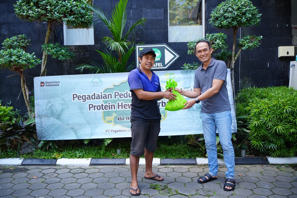 Momen Pegadaian berbagi daging kurban Idul Adha 1447 H.