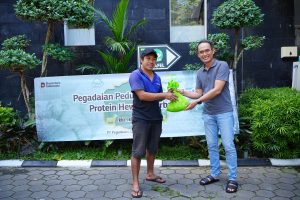 Momen Pegadaian berbagi daging kurban Idul Adha 1447 H.