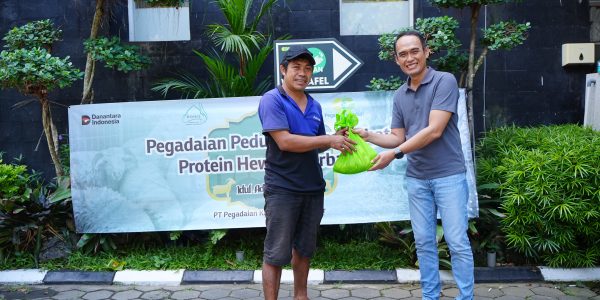 Momen Pegadaian berbagi daging kurban Idul Adha 1447 H.