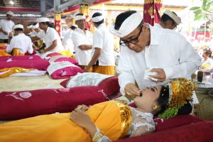 Wali Kota Denpasar I Gusti Ngurah Jaya Negara saat “ngayah” Nyangging.