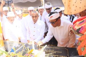 Wali Kota Denpasar I Gusti Ngurah Jaya Negara saat Menandatangani Prasasti Karya Tawur, Kamis (28/5) di Pura Kahyangan dan Pura Mrajapati Desa Adat Sumerta, Denpasar Timur.