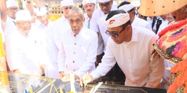 Wali Kota Denpasar I Gusti Ngurah Jaya Negara saat Menandatangani Prasasti Karya Tawur, Kamis (28/5) di Pura Kahyangan dan Pura Mrajapati Desa Adat Sumerta, Denpasar Timur.