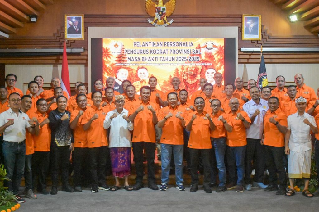 Sekda Kota Denpasar, I Gusti Ngurah Eddy Mulya Foto Bersama dengan Pengurus Keluarga Olahraga Tarung Derajat (Kodrat) Provinsi Bali Masa Bakti Tahun 2025-2029 di Graha Sewakadarma Kota Denpasar, Minggu (31/5).
