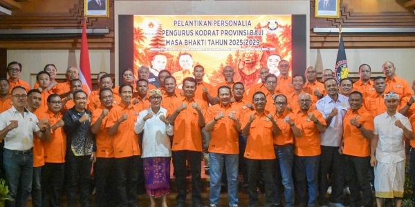 Sekda Kota Denpasar, I Gusti Ngurah Eddy Mulya Foto Bersama dengan Pengurus Keluarga Olahraga Tarung Derajat (Kodrat) Provinsi Bali Masa Bakti Tahun 2025-2029 di Graha Sewakadarma Kota Denpasar, Minggu (31/5).