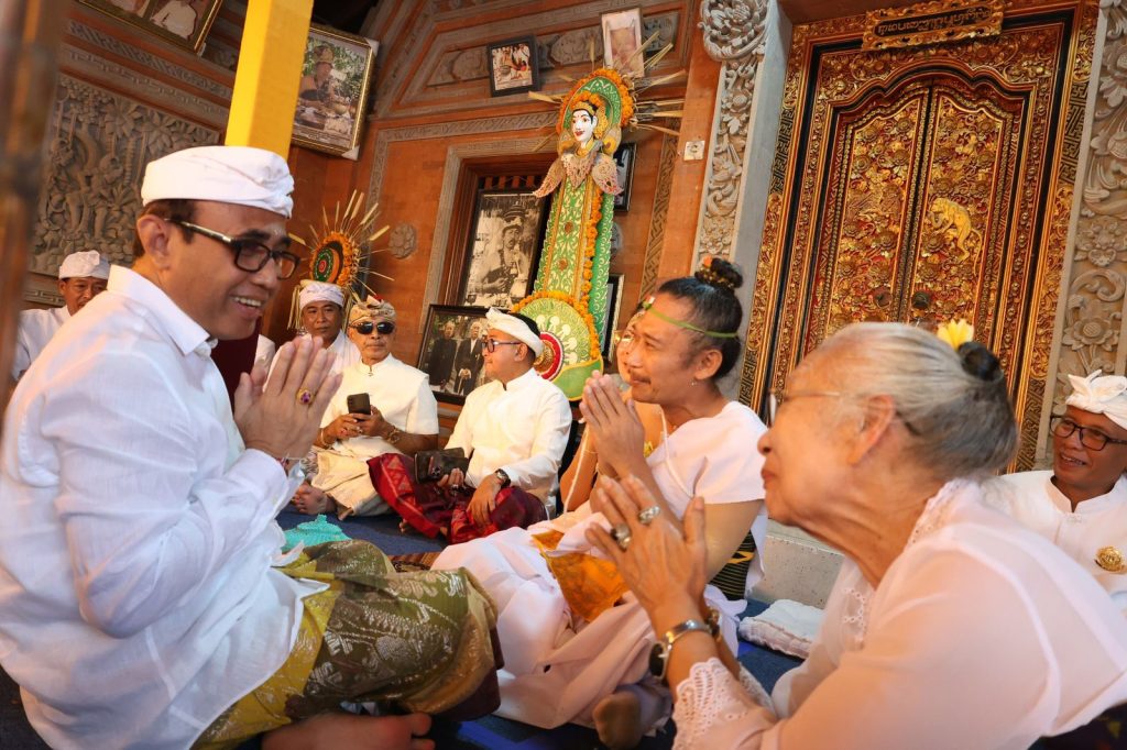 Wali Kota Denpasar, I Gusti Ngurah Jaya Negara saat menghadiri sekaligus menyaksikan rangkaian prosesi Padiksan yang berlangsung di Griya Kanginan, Sanur, Denpasar, Minggu (31/5).
