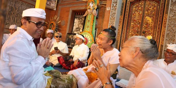 Wali Kota Denpasar, I Gusti Ngurah Jaya Negara saat menghadiri sekaligus menyaksikan rangkaian prosesi Padiksan yang berlangsung di Griya Kanginan, Sanur, Denpasar, Minggu (31/5).