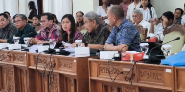 Rapat Dengar Pendapat Pansus TRAP DPRD Bali dengan BTID, Senin (11/5).
