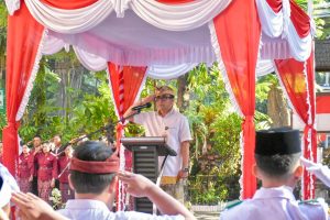 Walikota Denpasar, I Gusti Ngurah Jaya Negara saat menjadi Inspektur Upacara pada Apel Bendera Peringatan Hari Lahir Pancasila 1 Juni, Senin (1/6).