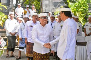 Wakil Wali Kota Denpasar, I Kadek Agus Arya Wibawa saat menghadiri Upacara Melaspas Wantilan di Pura Dalem Tegeh Gumi, Desa Dauh Puri Kauh, Selasa (2/6).