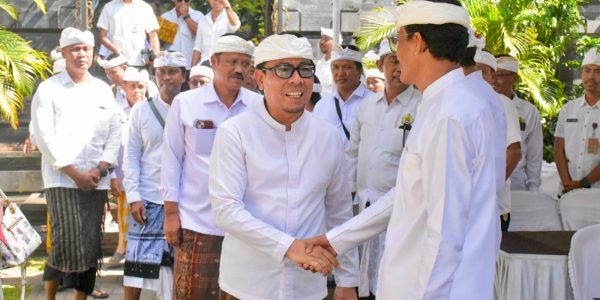 Wakil Wali Kota Denpasar, I Kadek Agus Arya Wibawa saat menghadiri Upacara Melaspas Wantilan di Pura Dalem Tegeh Gumi, Desa Dauh Puri Kauh, Selasa (2/6).