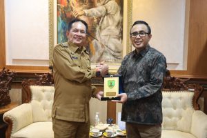 I Gusti Ngurah Jaya Negara (kanan) dan Bupati Barito Tengah, Muhammad Yamin (kiri).