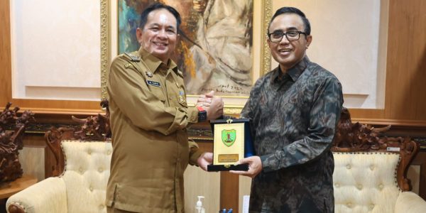 I Gusti Ngurah Jaya Negara (kanan) dan Bupati Barito Tengah, Muhammad Yamin (kiri).