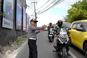 Petugas Dinas Perhubungan Badung saat mengatur Lalu Lintas sejak diterapkan Rekayasa di Pecatu, Badung.