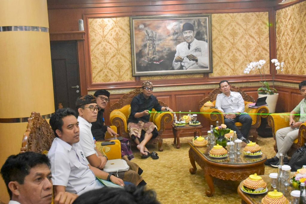 Wakil Wali Kota Denpasar, I Kadek Agus Arya Wibawa saat menerima audiensi BWS Bali-Penida dan The Ocean Clean Up di Kantor Walikota Denpasar, Kamis (4/6).