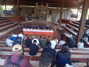 Ketua Pansus TRAP Made Supartha saat menanggapi For Hati Bali saat Audiensi di Wantilan DPRD Bali, Rabu (3/6)