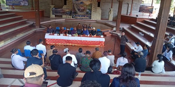 Ketua Pansus TRAP Made Supartha saat menanggapi For Hati Bali saat Audiensi di Wantilan DPRD Bali, Rabu (3/6)