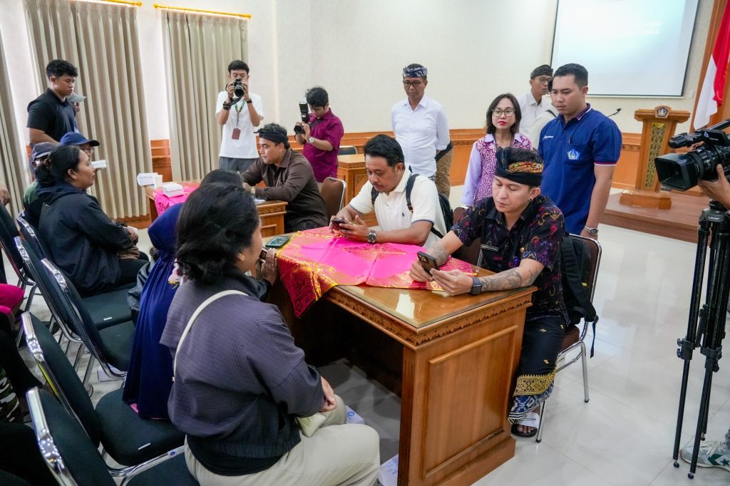 Dinas Sosial Kabupaten Badung Uji Coba Aplikasi Perlinsos di Kantor Camat Kuta Utara, Kamis (4/6).