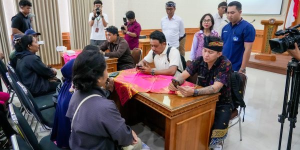 Dinas Sosial Kabupaten Badung Uji Coba Aplikasi Perlinsos di Kantor Camat Kuta Utara, Kamis (4/6).