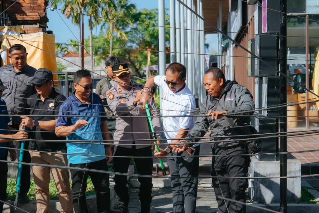Dinas PUPR Badung bersama Diskominfo Badung memotong kabel yang sudah Provaider tidak aktif guna menciptakan estetika wilayah.