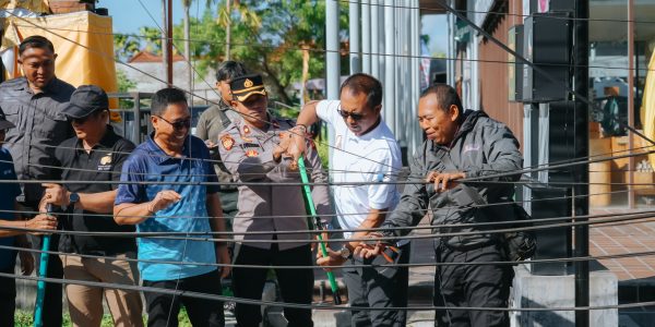 Dinas PUPR Badung bersama Diskominfo Badung memotong kabel yang sudah Provaider tidak aktif guna menciptakan estetika wilayah.