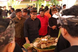 Wawali I Kadek Agus Arya Wibawa, saat meninjau penilaian lomba ngelawar antar Desa/Kelurahan dalam memeriahkan peringatan Bulan Bung Karno VIII se- Kecamatan Denpasar Selatan, Jumat (5/6) si Kantor Camat Denpasa Selatan.