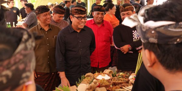 Wawali I Kadek Agus Arya Wibawa, saat meninjau penilaian lomba ngelawar antar Desa/Kelurahan dalam memeriahkan peringatan Bulan Bung Karno VIII se- Kecamatan Denpasar Selatan, Jumat (5/6) si Kantor Camat Denpasa Selatan.