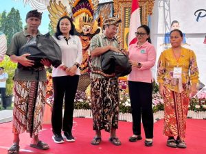 Ny. Sagung Antari Jaya Negara Menyerahkan Paket Bantuan akebutuhan Pokok kepada Masyarakat.