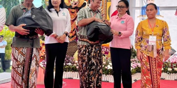 Ny. Sagung Antari Jaya Negara Menyerahkan Paket Bantuan akebutuhan Pokok kepada Masyarakat.