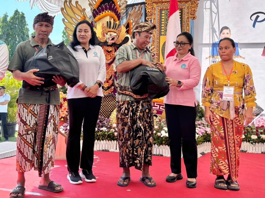 Ny. Sagung Antari Jaya Negara Menyerahkan Paket Bantuan akebutuhan Pokok kepada Masyarakat.